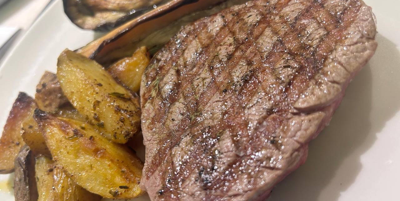 Beef fillet with herbs of provence - Amici Miei | Italian & Mediterranean Food Delivery in Monaco