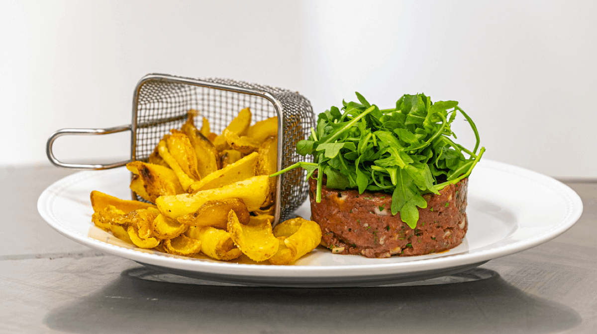 Beef tartare & Fries (French or Italian) - Amore Mio | Sandwiches & Salads Delivery in Monaco, Cap-d'Ail & Beausoleil