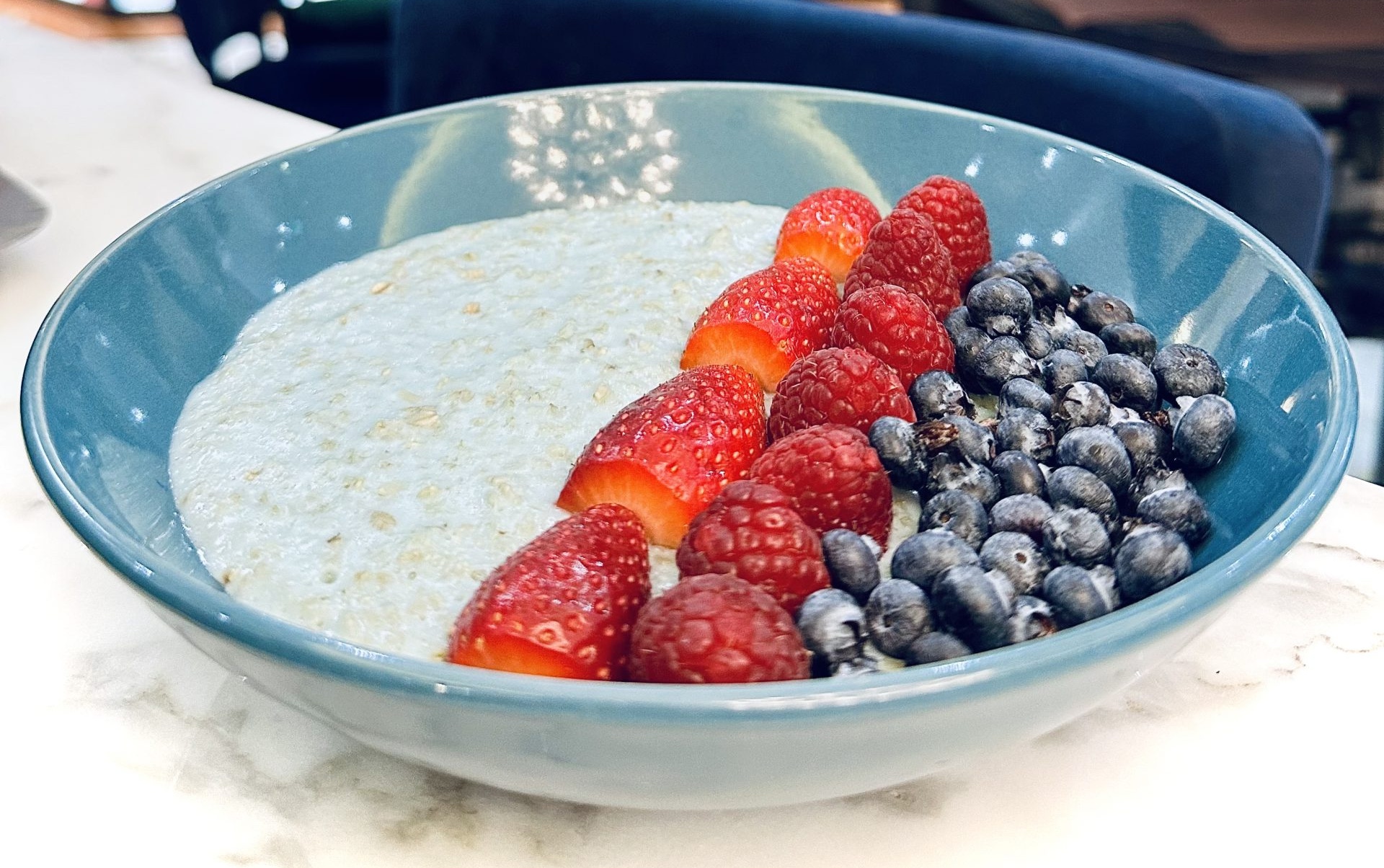 Blue matcha porridge with berries - Bubble Bar Monaco — breakfast, burgers, pizza & pelmeni delivery