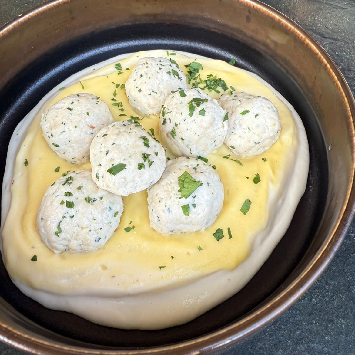 Chicken meatballs with mashed potatoes and pecorino sauce - L'Ardoise