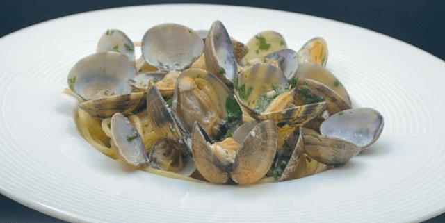 Clams Spaghetti - Huit et Demi Food Delivery | Gourmet Italian & French Cuisine in Monaco