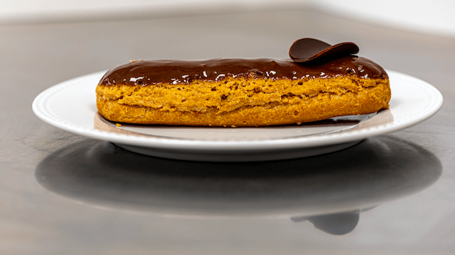 Dessert - Eclair au chocolat - Amore Mio | Sandwiches & Salads Delivery in Monaco, Cap-d'Ail & Beausoleil
