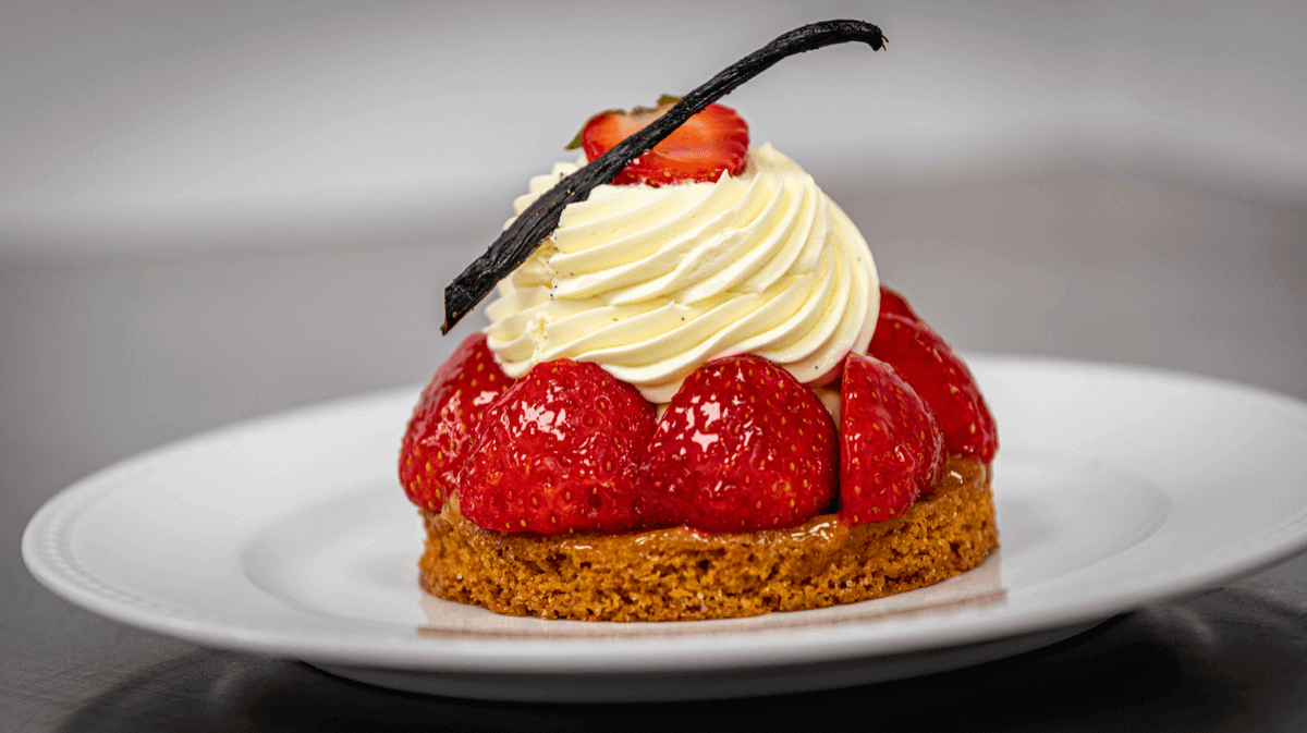 Dessert - Strawberry tarte - Amore Mio | Sandwiches & Salads Delivery in Monaco, Cap-d'Ail & Beausoleil