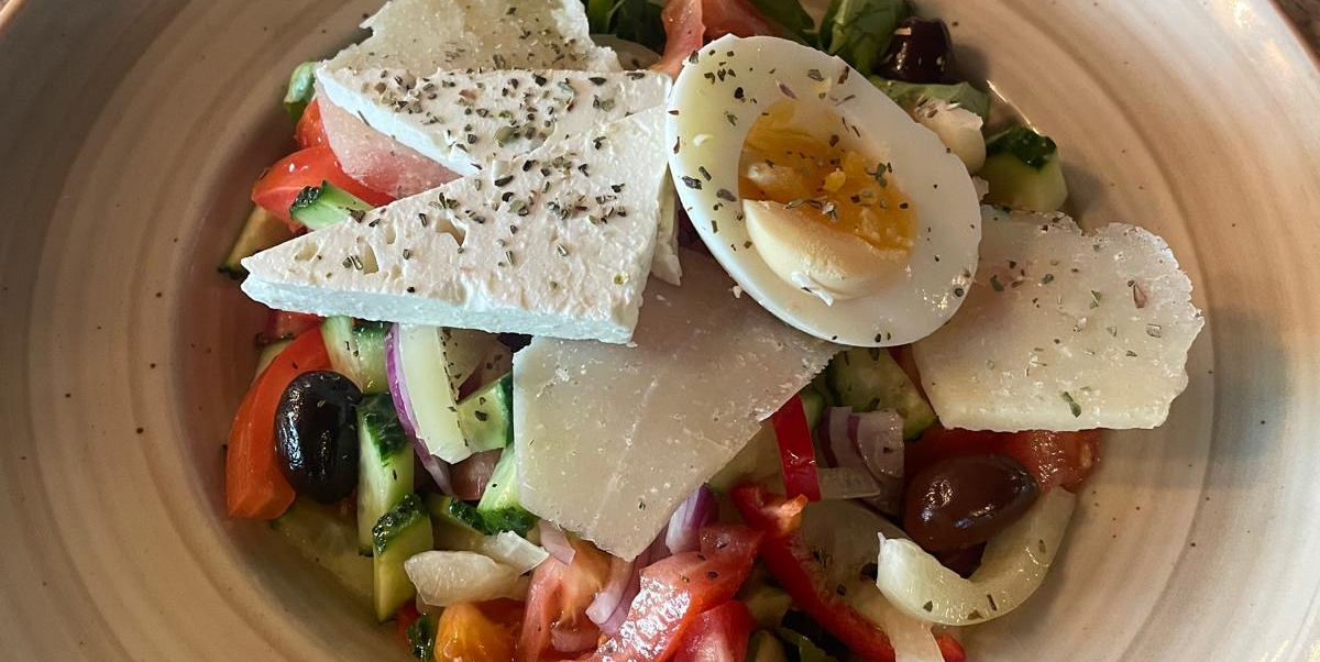 Greek salad - Mr Val by Il Calcio | Diverse Cuisine Delivery in Monaco, Cap-d'Ail & Beausoleil
