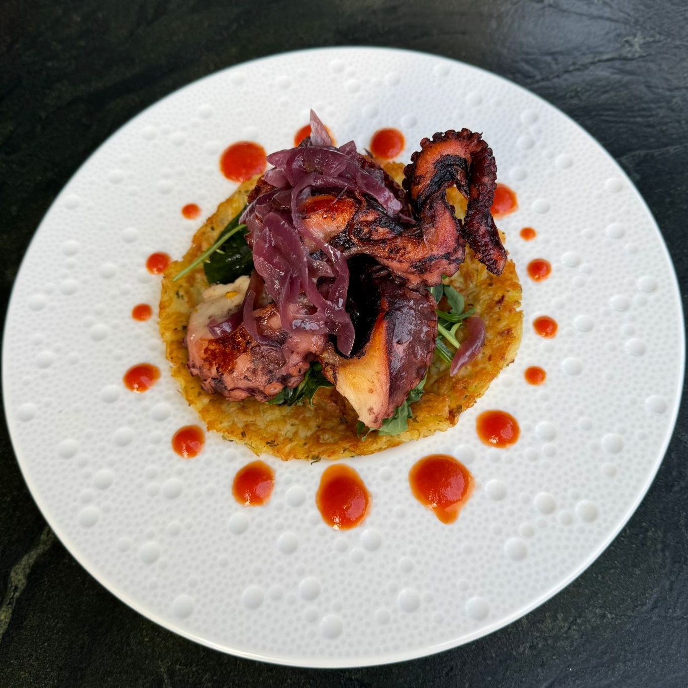 Grilled octopus with caramelized onions and crispy grated potatoes - L'Ardoise