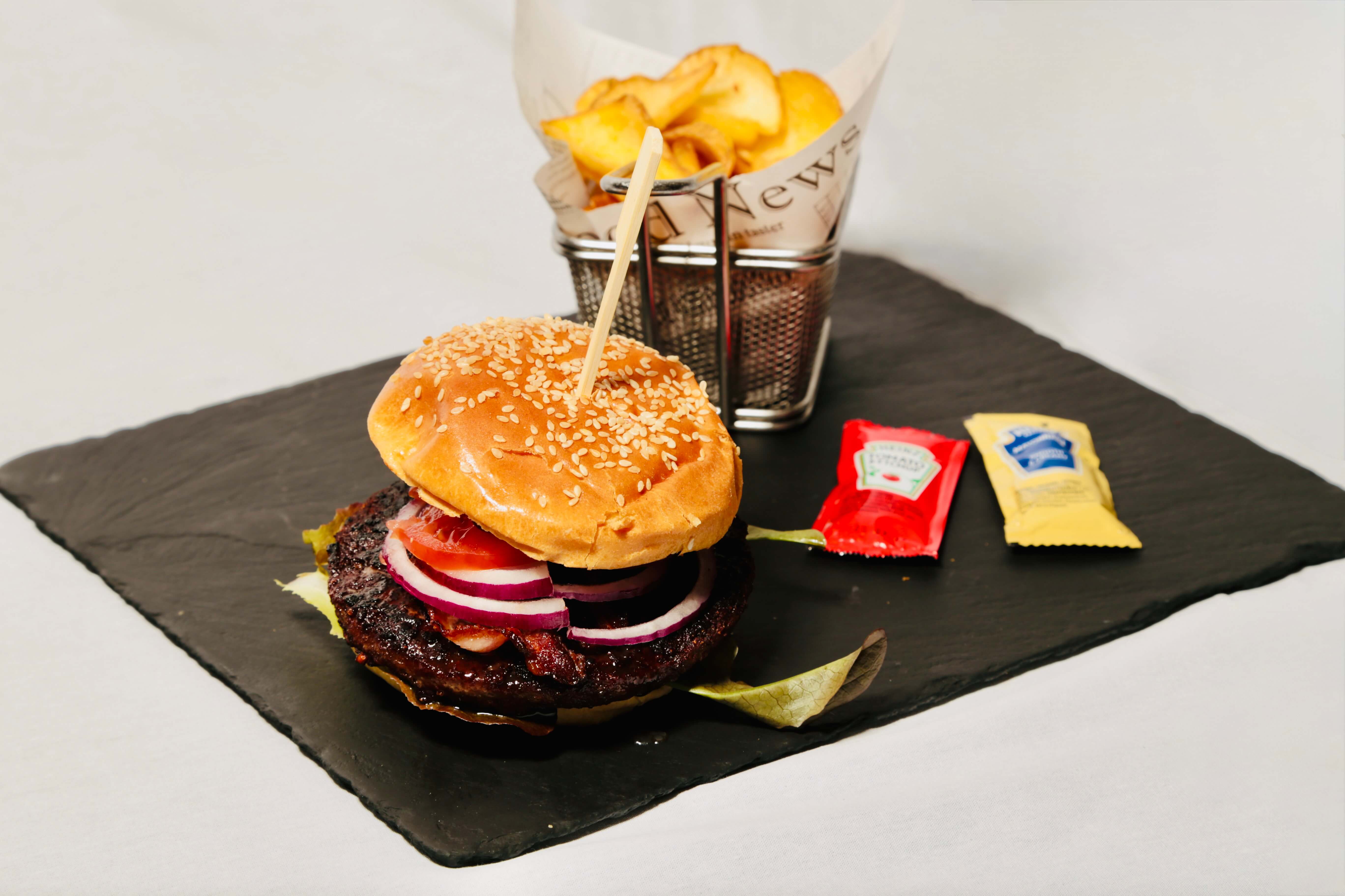 Hamburger Classic - Mr Val by Il Calcio | Diverse Cuisine Delivery in Monaco, Cap-d'Ail & Beausoleil