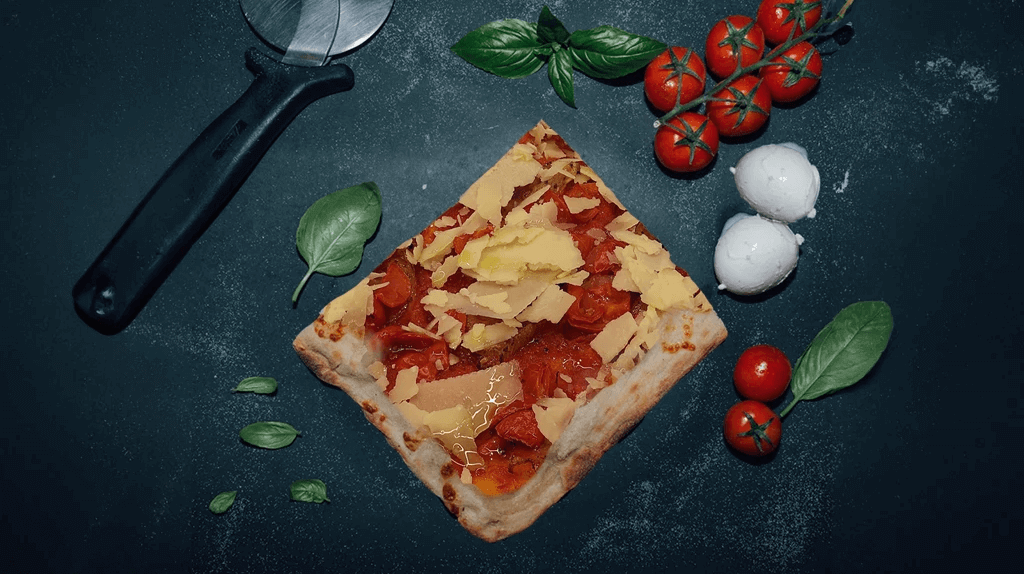 Mini Pizza Amatriciana 22cm - Lo Sfizio Street | Italian Street Food Delivery in Monaco