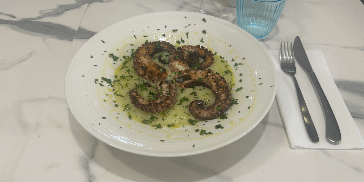 Octopus tentacles with mashed potatoes - Casa Amodio  | Delivery in Monaco