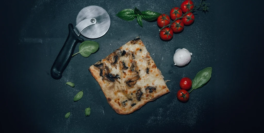 Pizza Funghi 1/2 - Lo Sfizio Street | Italian Street Food Delivery in Monaco