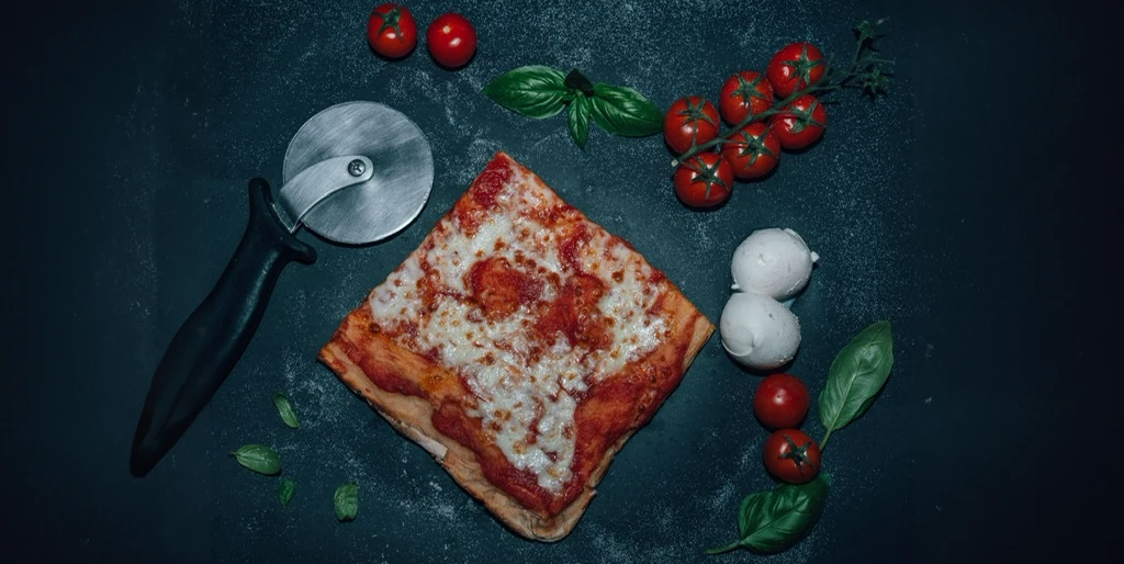 Pizza Margherita - Lo Sfizio Street | Italian Street Food Delivery in Monaco