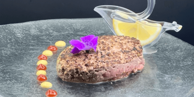Pan-fried beef tartar 200gr and fries - Huit et Demi Food Delivery | Gourmet Italian & French Cuisine in Monaco
