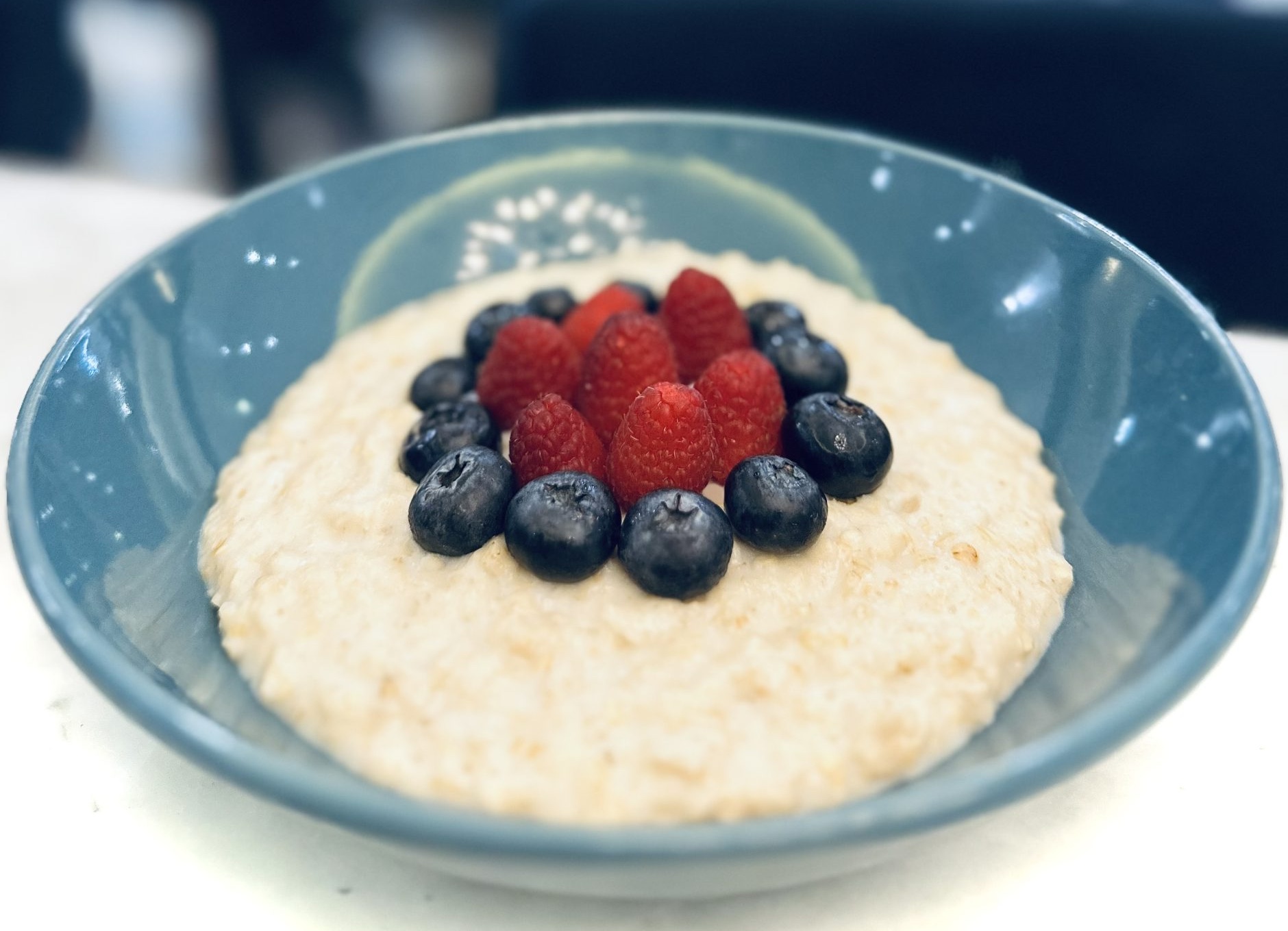 Porridge with berries - Bubble Bar Monaco — breakfast, burgers, pizza & pelmeni delivery