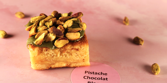 Queen of Brownies - Blondie White chocolate and pistachio - Food Gang | Pizza, Chicken Wings & Brownies Delivery in Monaco, Cap-d'Ail & Beausoleil