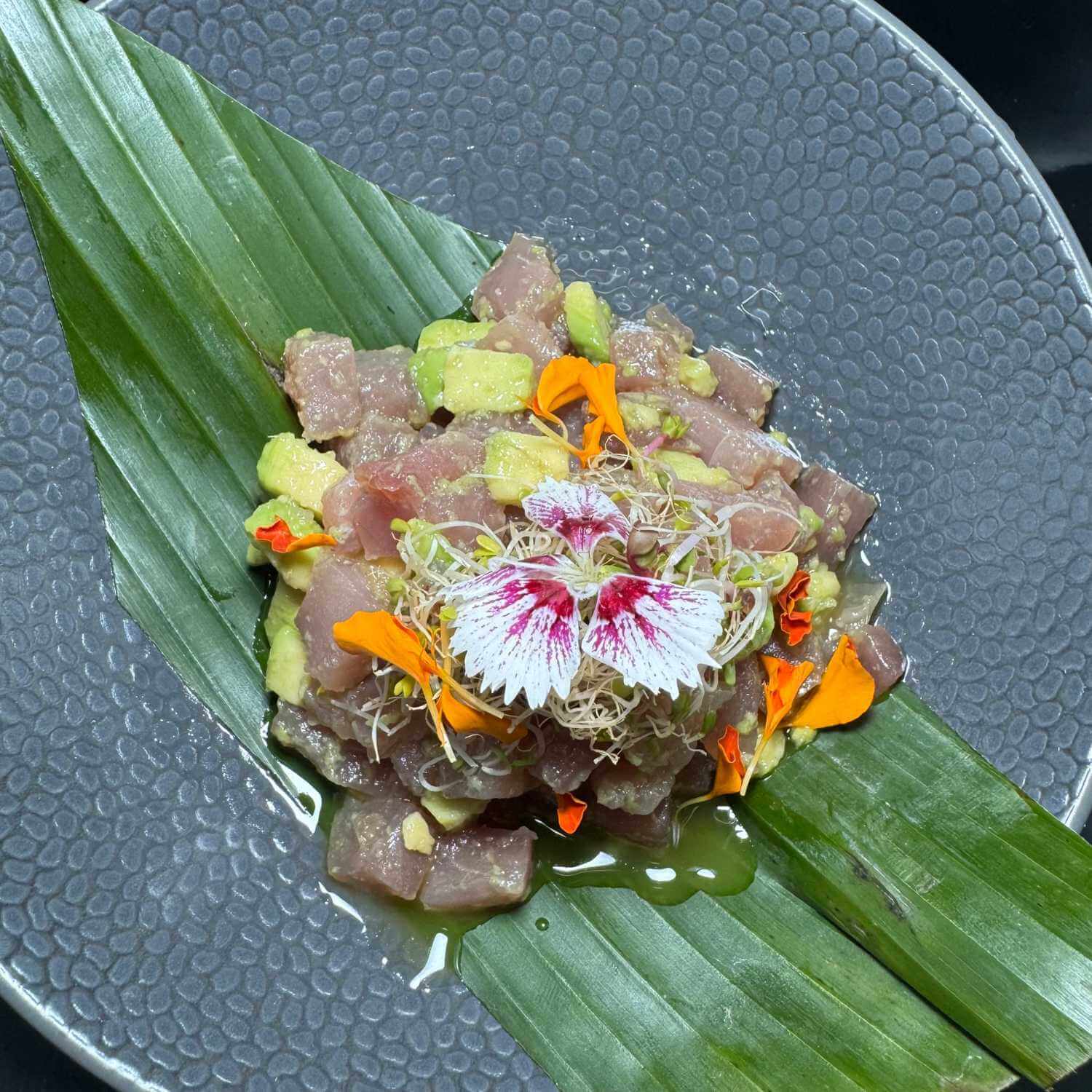 Red tuna tartare with avocado and ginger and salad - Huit et Demi Food Delivery | Gourmet Italian & French Cuisine in Monaco