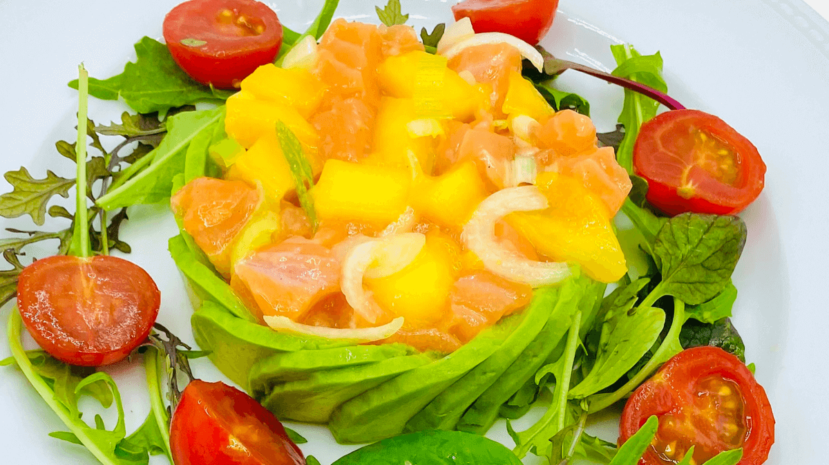Salmon & avocado Tartar, green salad - Amore Mio | Sandwiches & Salads Delivery in Monaco, Cap-d'Ail & Beausoleil