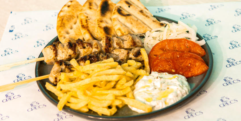 Assiette Souvlaki Porc - Chez Les Grecs | Livraison Cuisine Grecque à Monaco, Cap-d'Ail & Beausoleil