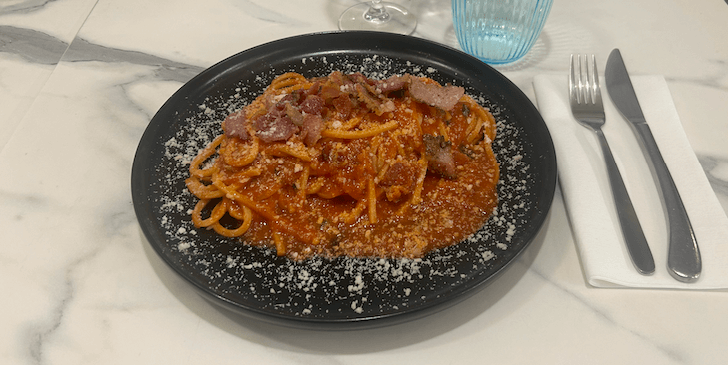 Spaghetti all'amatriciana - Casa Amodio | Delivery in Monaco