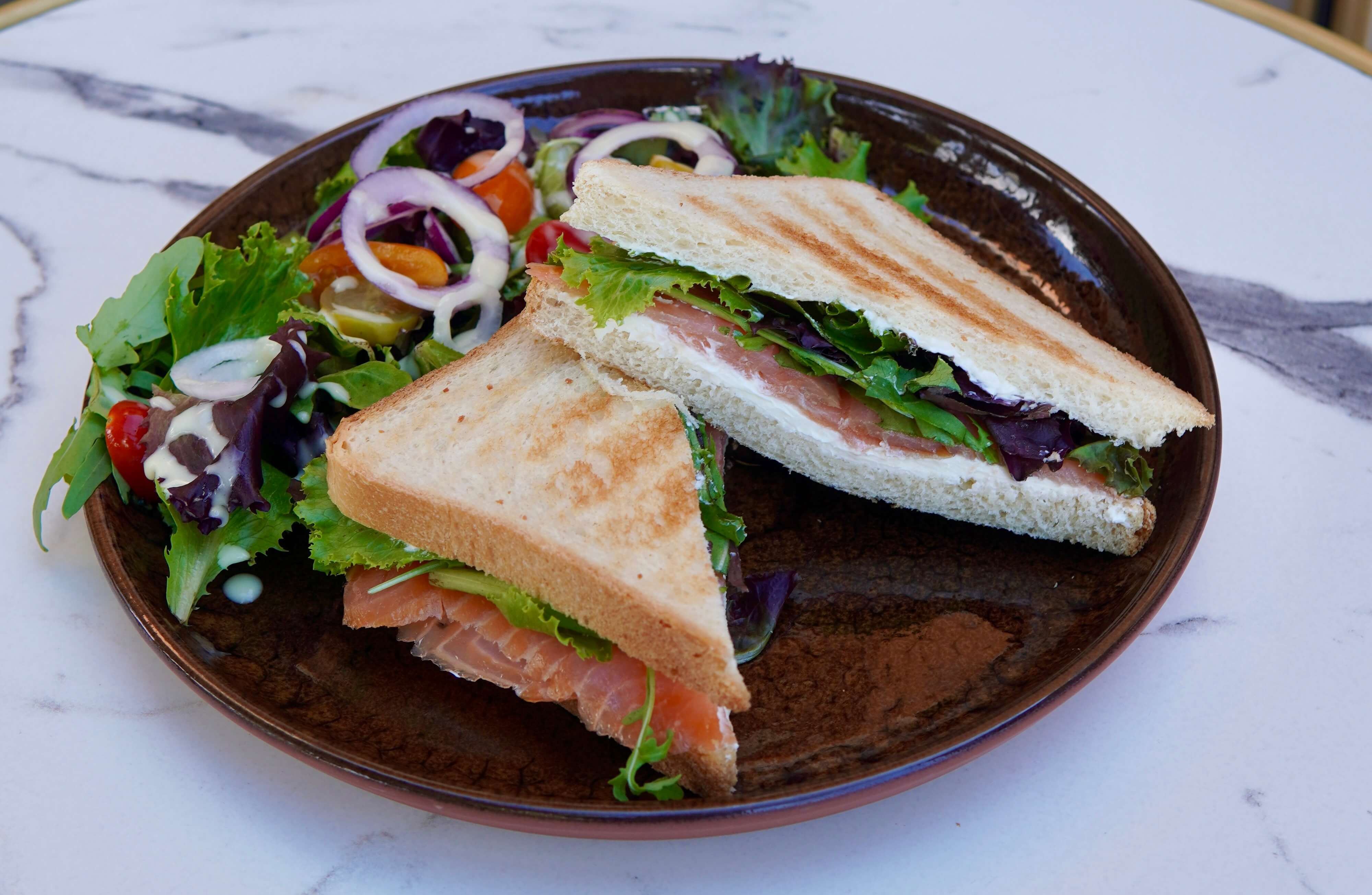 Toast with Smoked Salmon, Philadelphia and Rocket salad - La pampa