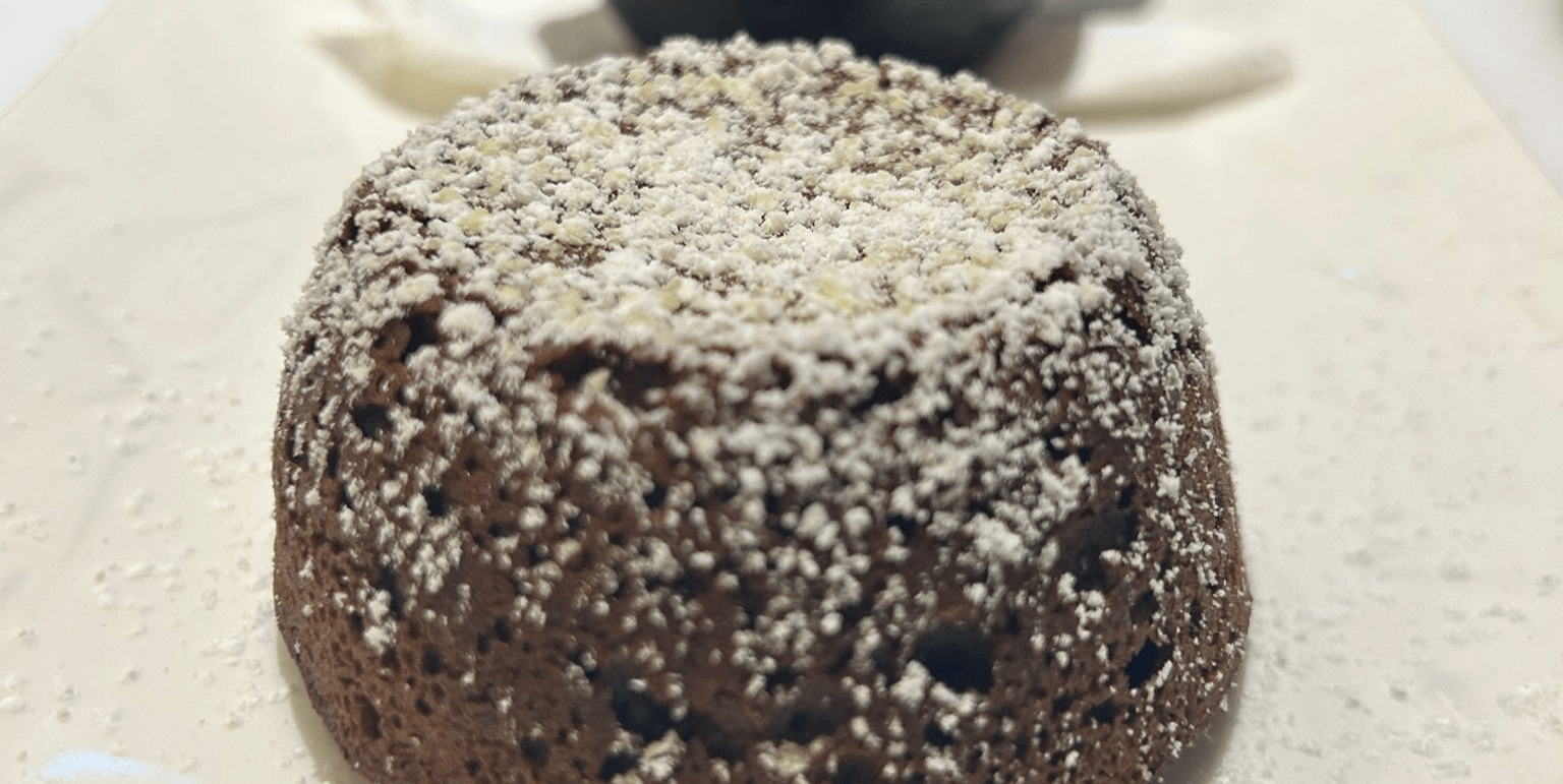 Tortino al cioccolato - Amici Miei | Italian & Mediterranean Food Delivery in Monaco