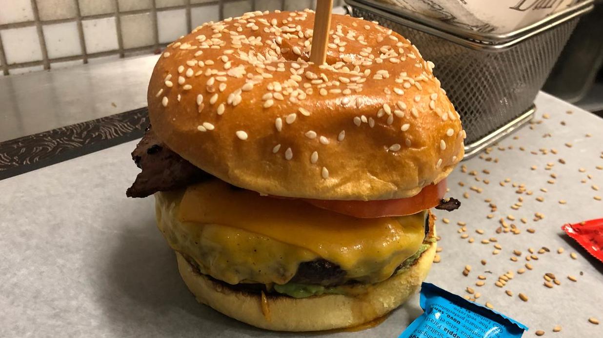 Hamburger Monte-Carlo Style - Mr Val by Il Calcio | Diverse Cuisine Delivery in Monaco, Cap-d'Ail & Beausoleil